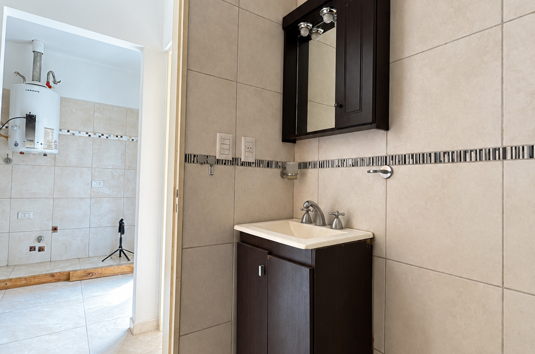 Baño moderno con lavadero contiguo