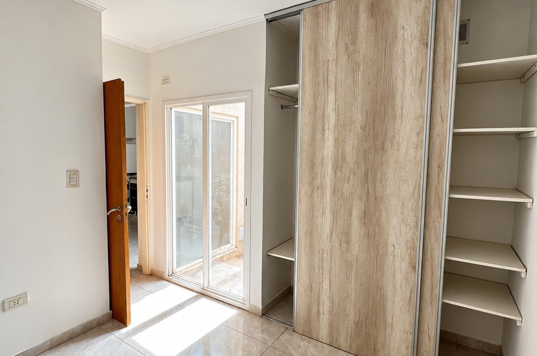 Dormitorio luminoso con placard empotrado
