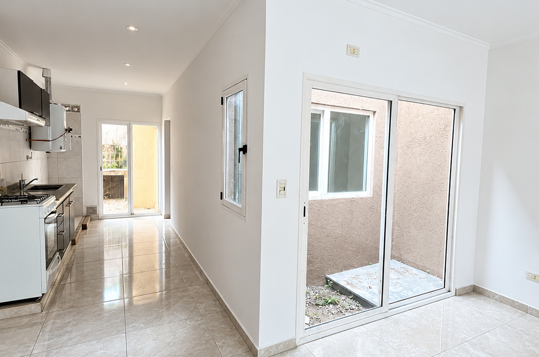 Interior Moderno con Cocina y Patio