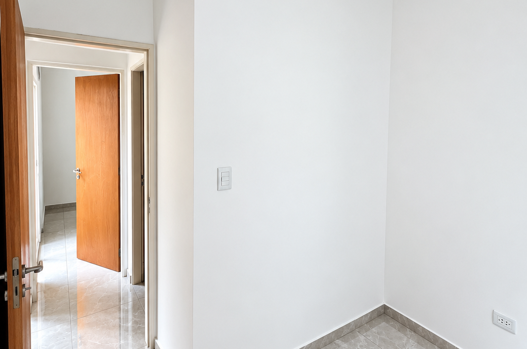Interior minimalista blanco con puertas de madera
